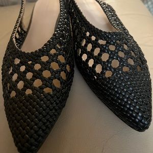 Woven black trendy flats